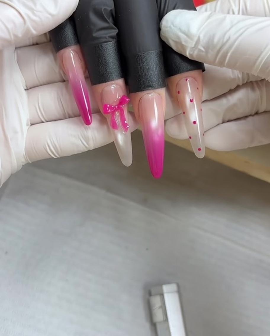 Une main posée sous une lampe UV pour catalyser le vernis gel.