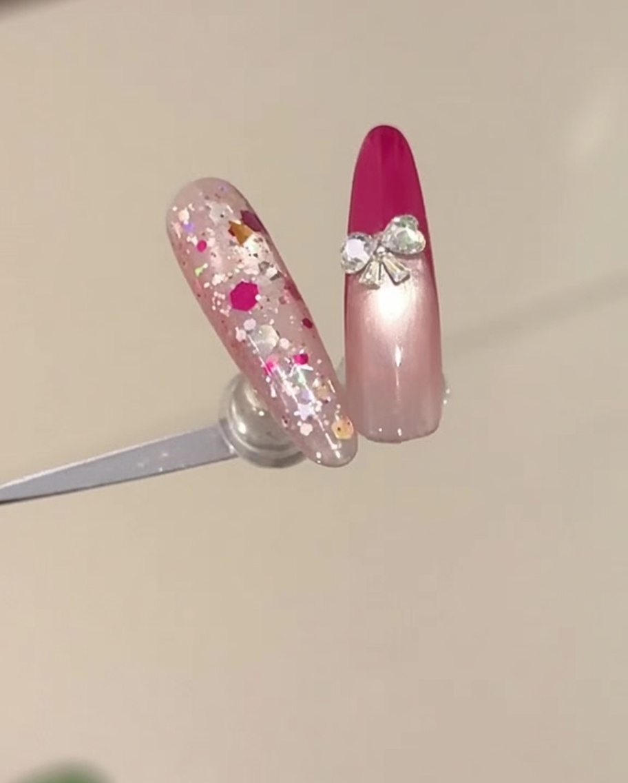 Gros plan sur une main avec une French manucure rose rouge placée à lintérieur dune lampe à ongles UV.