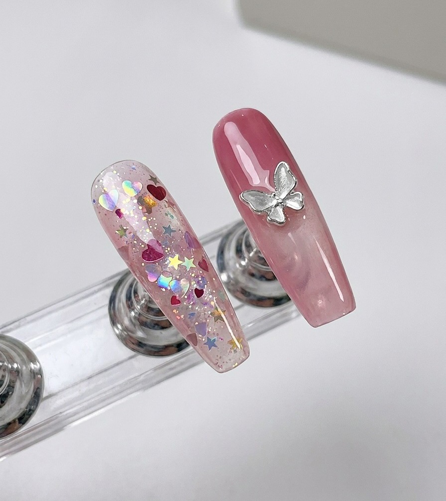 Gros plan sur un doigt avec un ongle recouvert de paillettes positionné sous une lampe de catalyse.