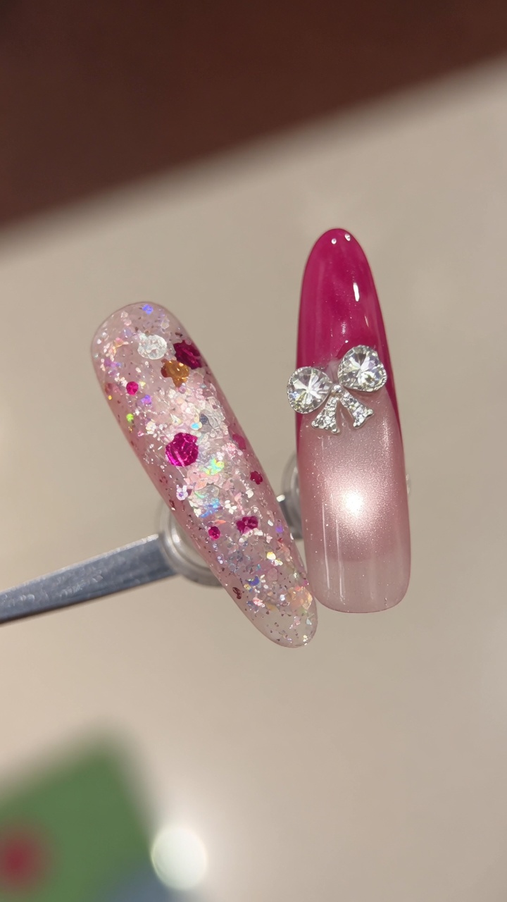 Manucure French Rouge Rose Douce et Épicée avec Œil de Chat et Nœud en Strass