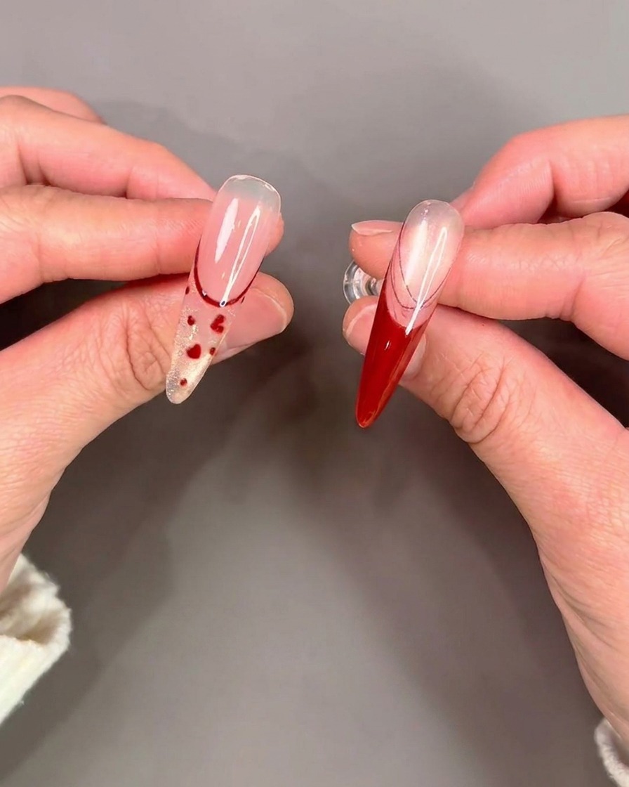 Un pinceau appliquant une couche de finition transparente et brillante sur un design dongle terminé.