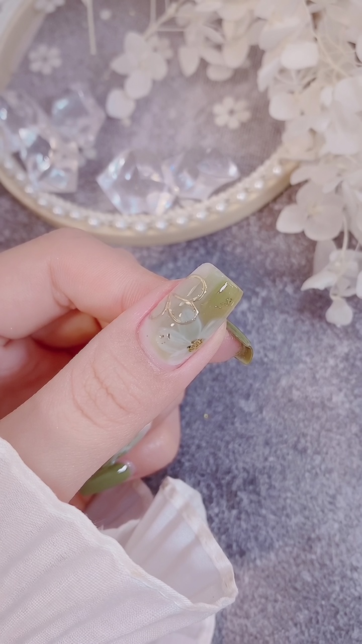 Nail Art Marguerites Vert Lait — Tutoriel Gel Floral Élégant