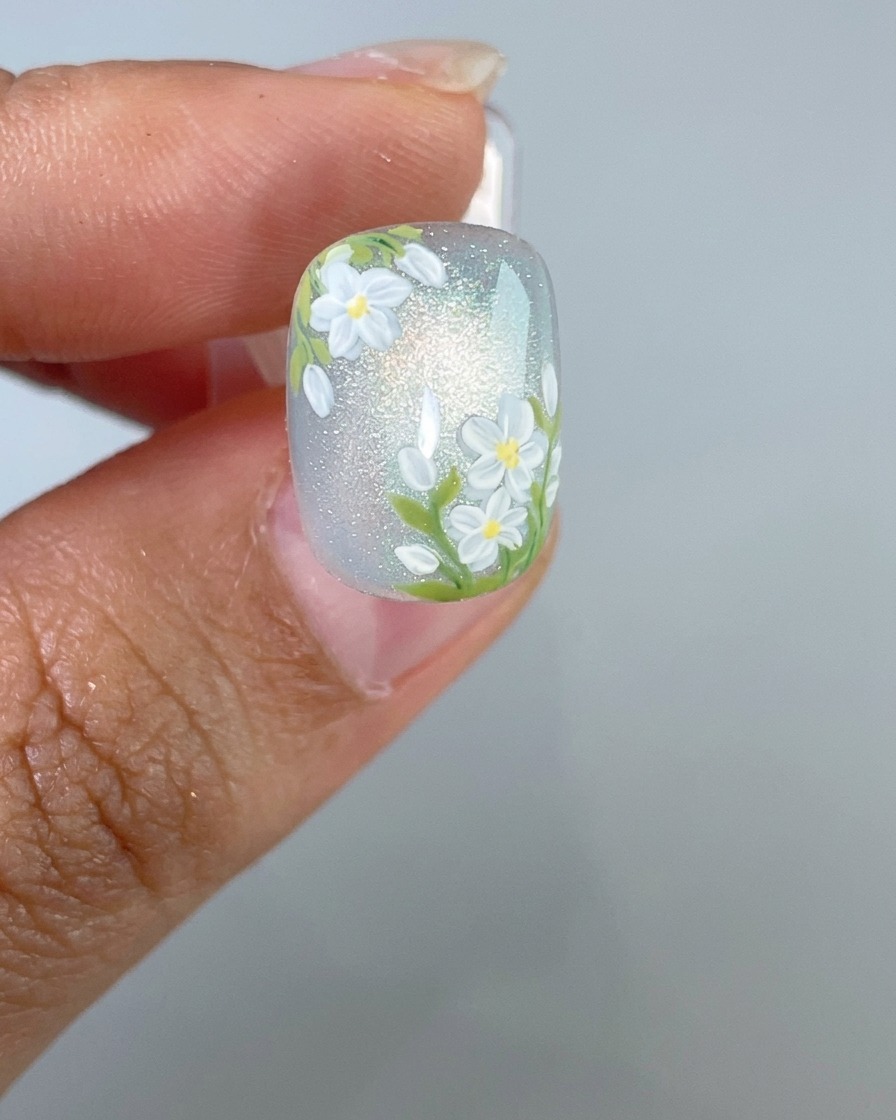 Un ongle terminé placé sous une lampe UV pour la polymérisation finale.