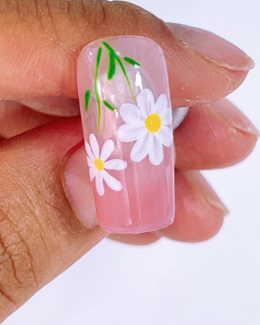 Gel blanc appliqué avec un pinceau liner pour former les pétales de marguerite sur les lignes guides.