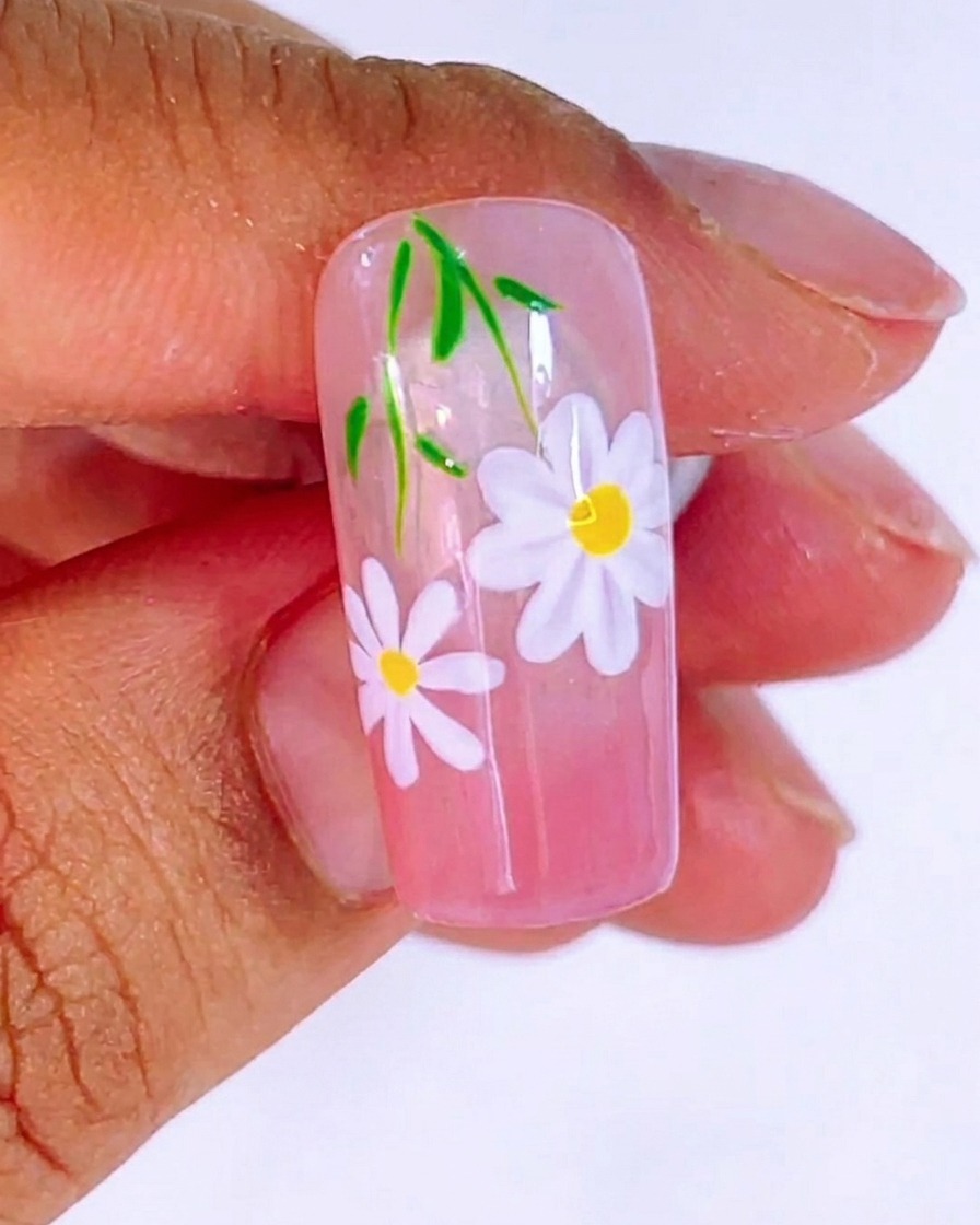 Le nail art terminé sous la lampe UV pendant le processus de catalyse finale de 120 secondes.