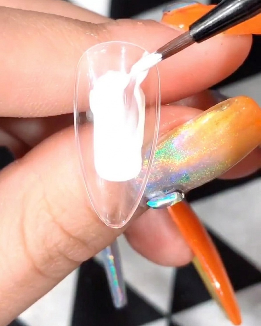 Une capsule avec des pétales blancs en cours de catalysation sous une lampe UV/LED.