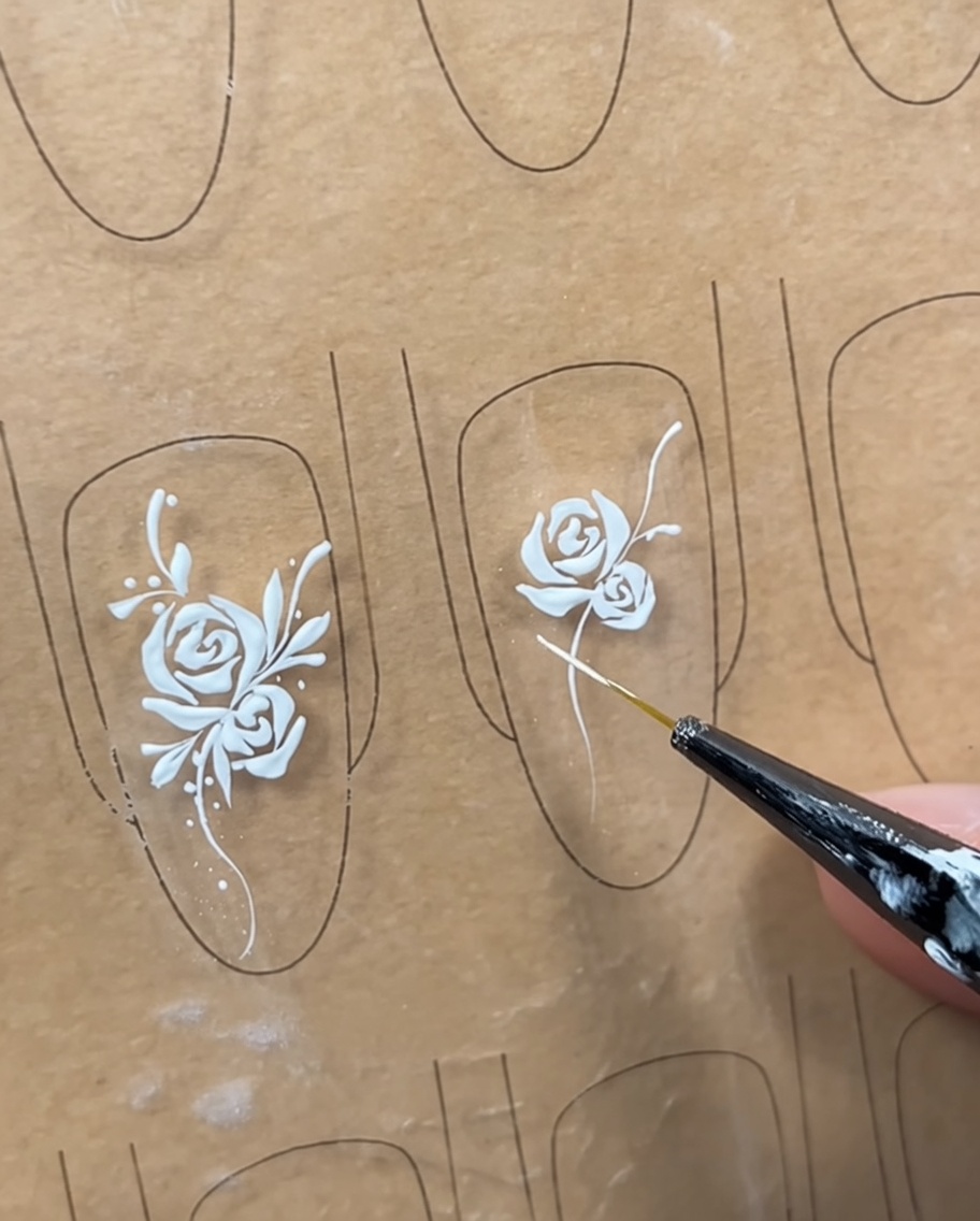 Un design dongle avec une rose et une tige, présentant des lignes structurelles initiales marquant lemplacement des futures feuilles.