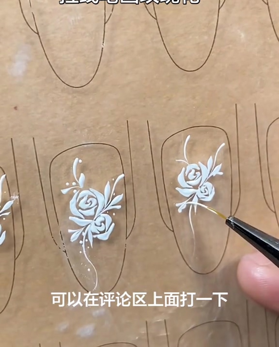 Design dongle fini avec une rose blanche, une tige, des feuilles et de petits points décoratifs bien visibles sur la capsule.