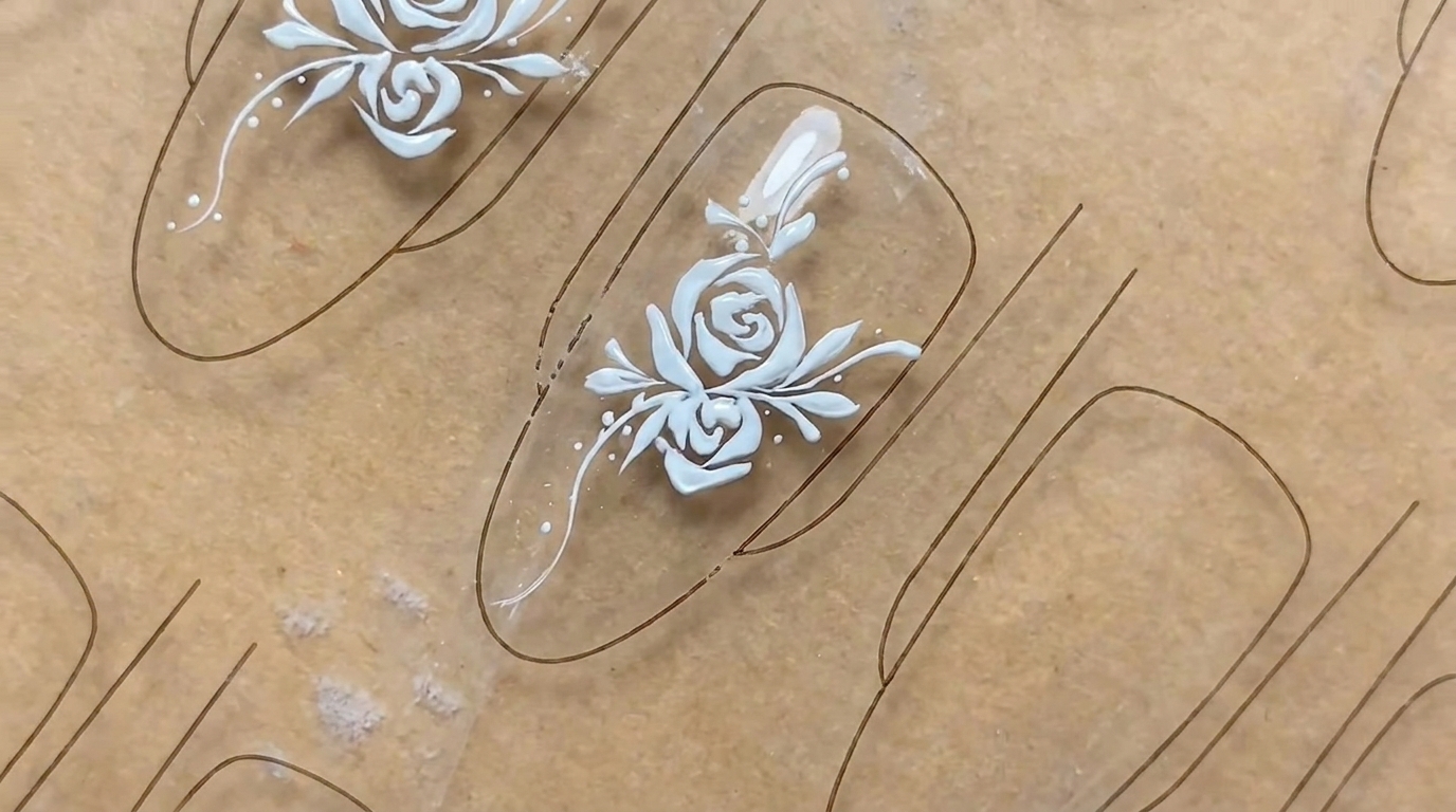 Nail Art au Pinceau Liner : Tutoriel de Rose Blanche Élégante