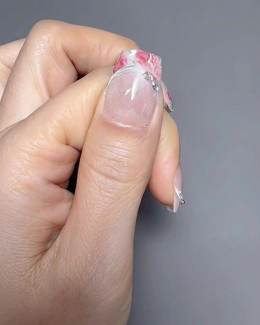Gros plan dun pinceau liner appliquant une fine ligne de gel sur la démarcation de la french.