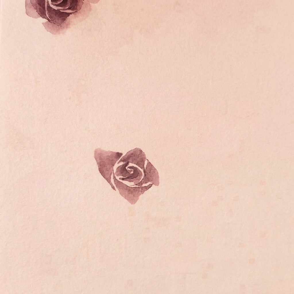Une rose aquarelle sur papier montrant trois couches distinctes de pétales formant la fleur.