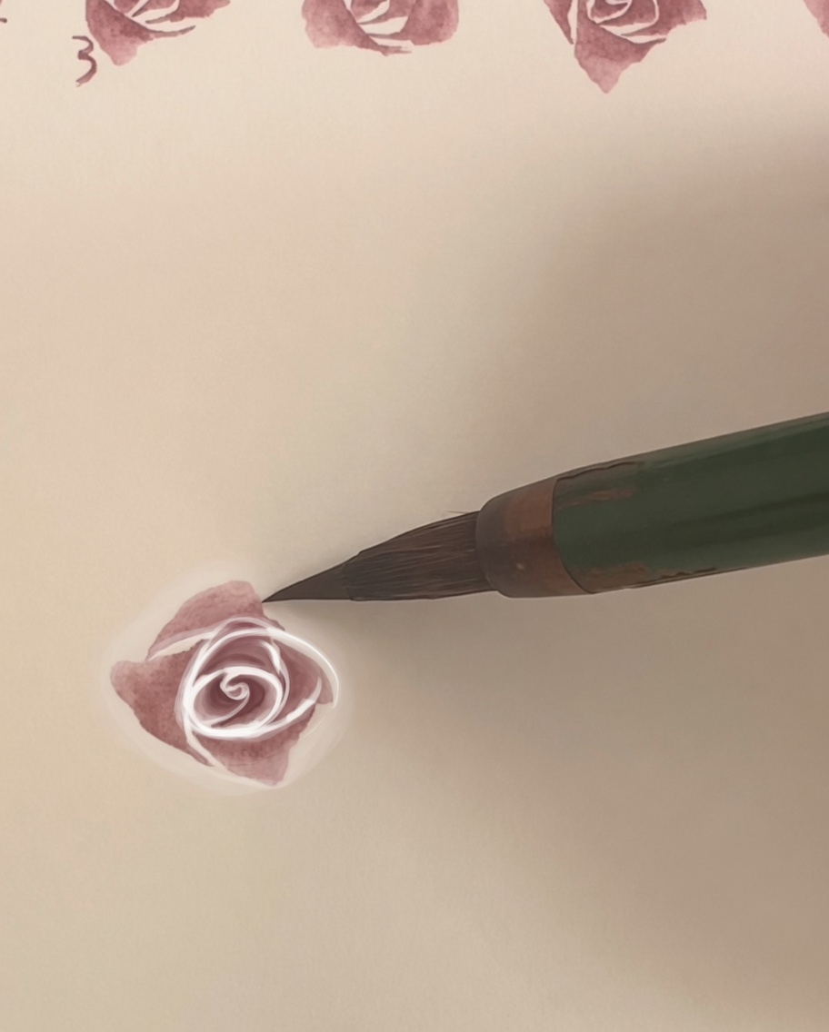 Une rose aquarelle sur papier avec une quatrième couche de pétales plus large en cours dapplication.