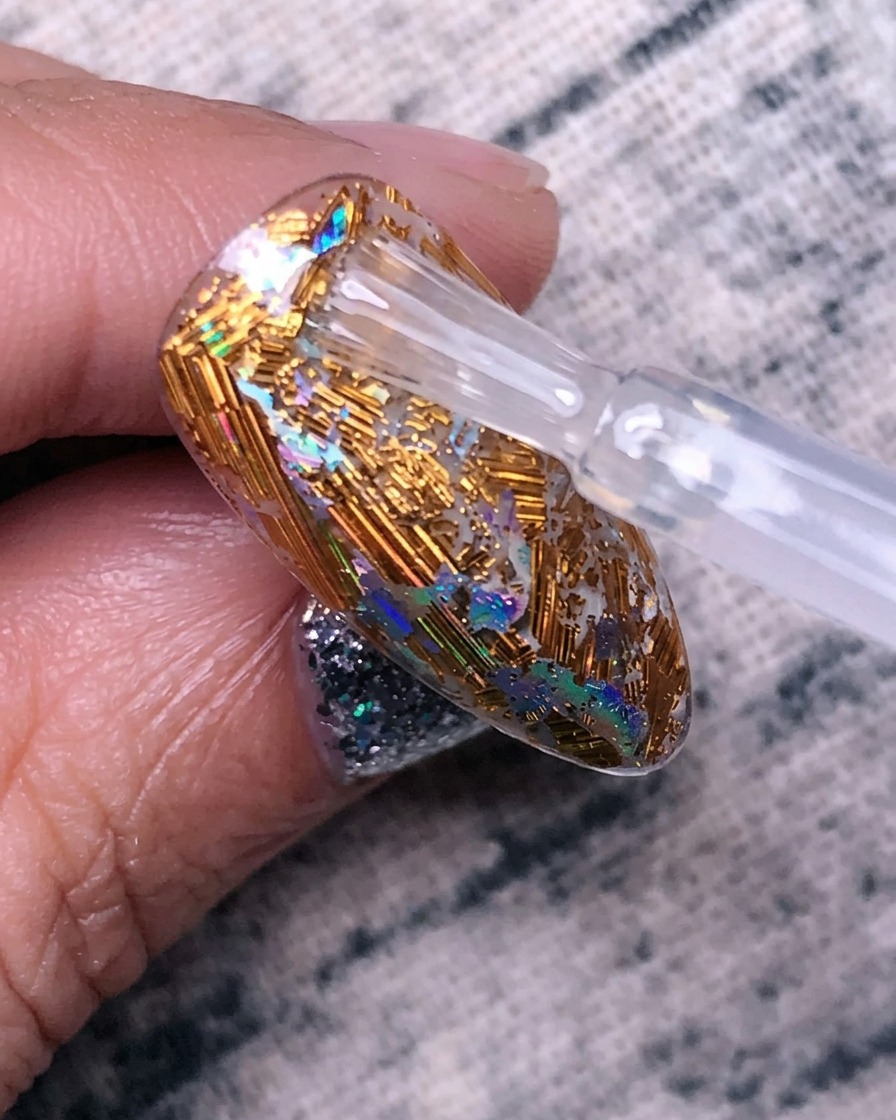 Une couche de gel de renforcement transparent appliquée sur le design en feuilles.