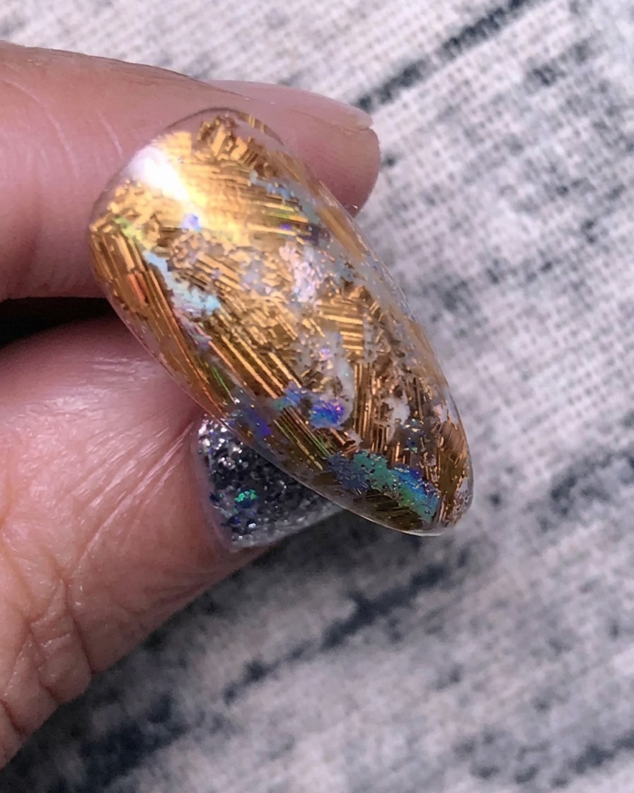 Ongles en train de catalyser sous une lampe UV/LED après lapplication du gel de renforcement.