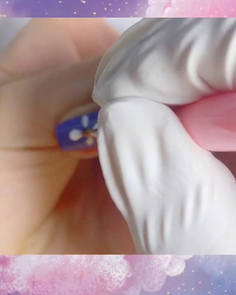 Un gros plan dun design de marguerite blanche fini sur une base dongle violette, réalisé avec des traits fins et nets.