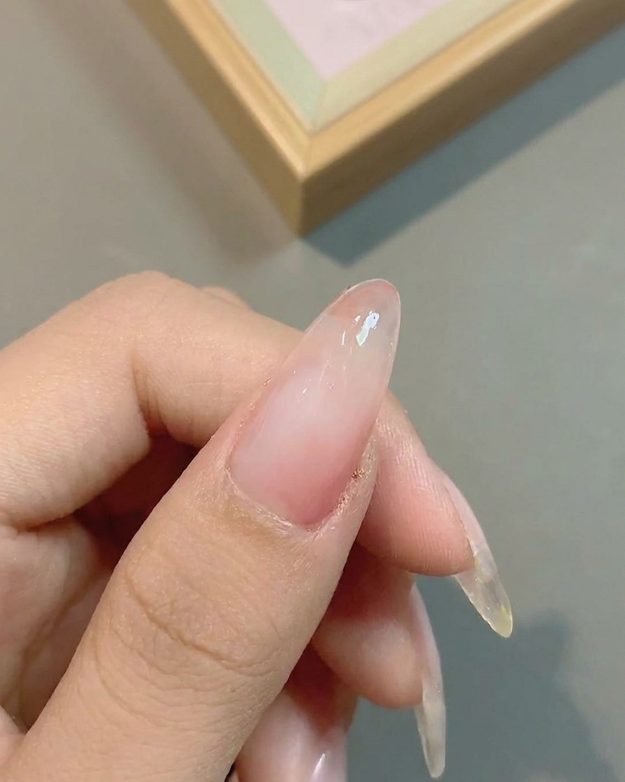 La surface de longle apparaissant avec un dégradé rose plus saturé après lapplication de la seconde couche.