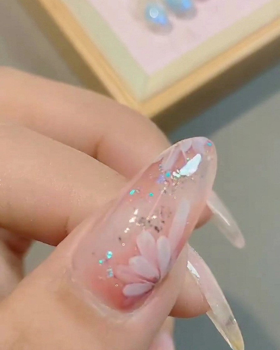Un ongle à lintérieur dune lampe UV/LED pendant le processus de catalysation final.