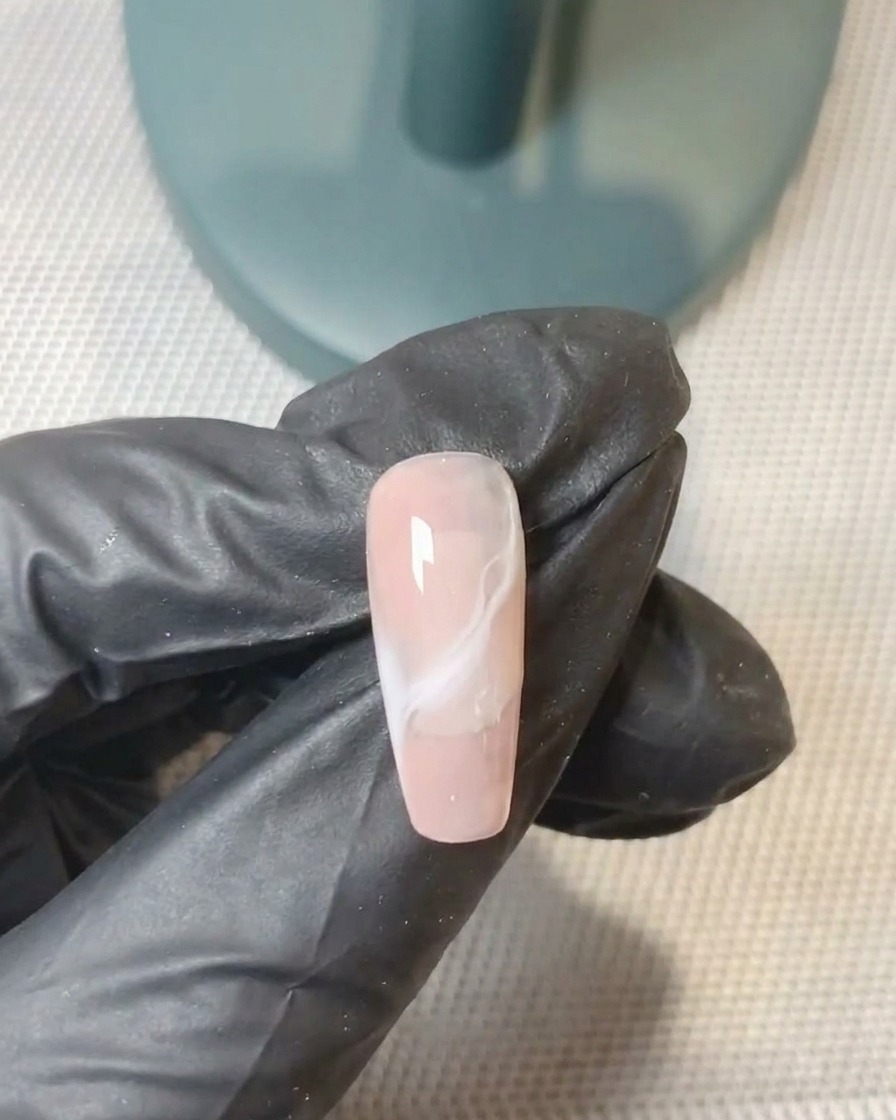 Un pinceau à gel parachevant lestompage de la deuxième couche de gel.