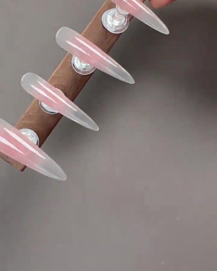 Ongles avec du gel cat-eye appliqué, montrant leffet magnétique scintillant.