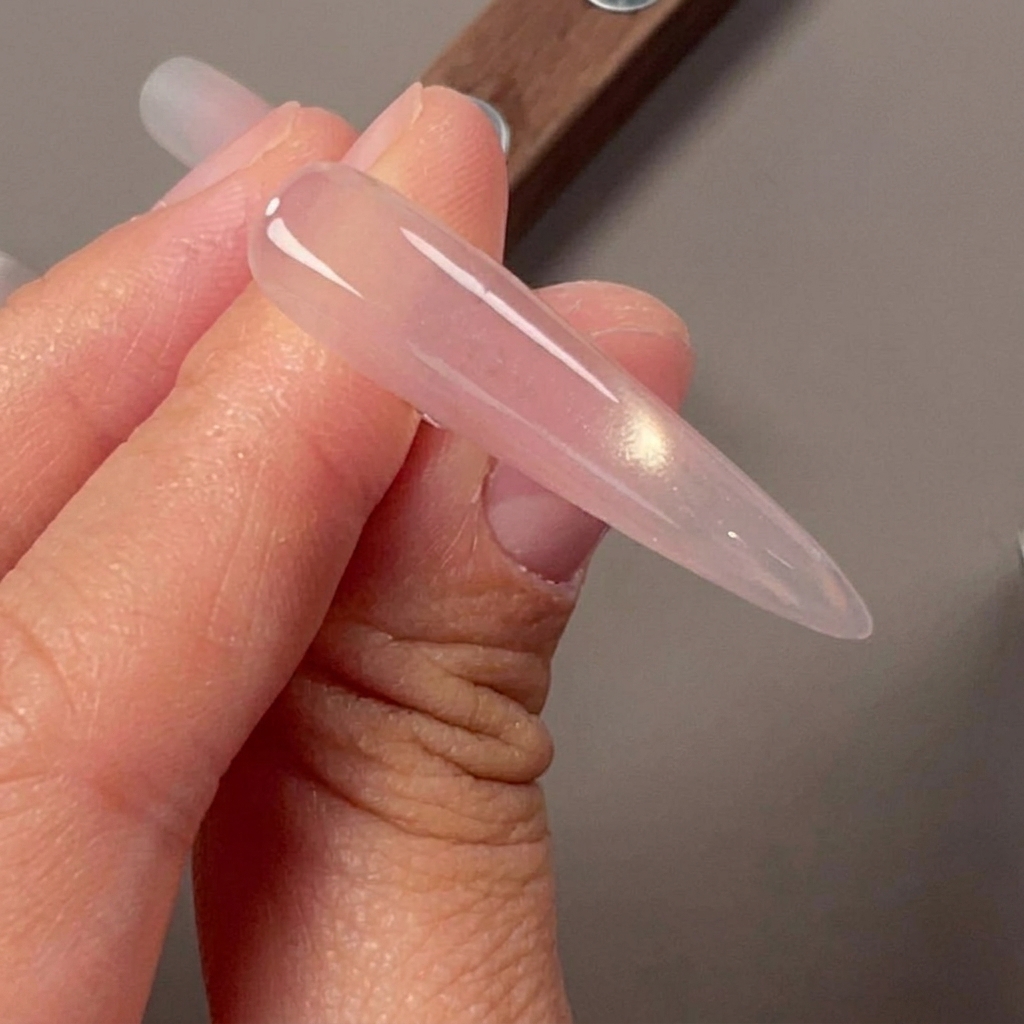 Un ongle présentant un effet de lumière latérale cat-eye nette créé avec un aimant.
