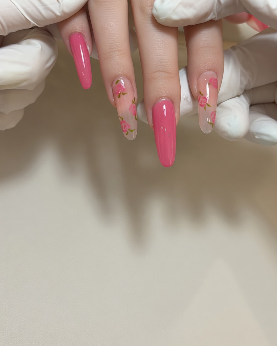 Gros plan dun pinceau de précision appliquant du vernis gel rouge pour créer un petit pétale sur un ongle naturel.