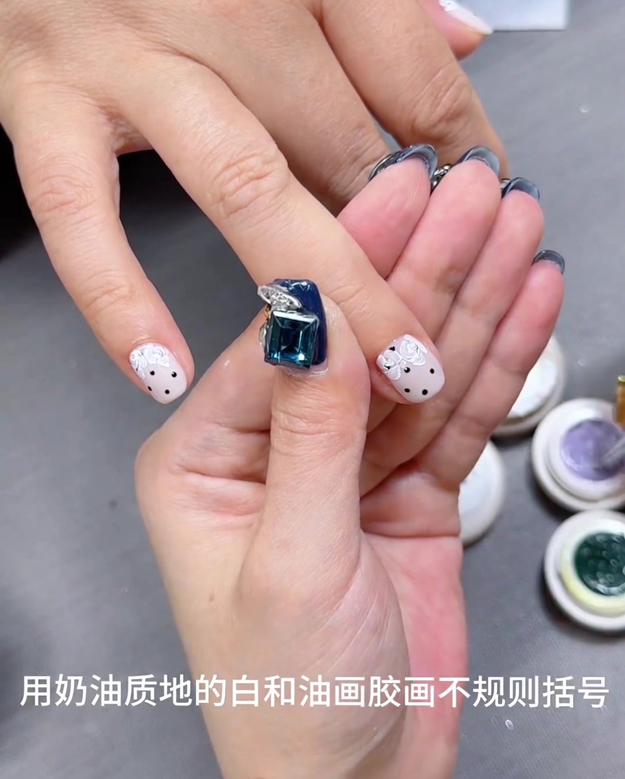 Un pinceau de détail ajoutant des touches de gel violet sur les pétales blancs.