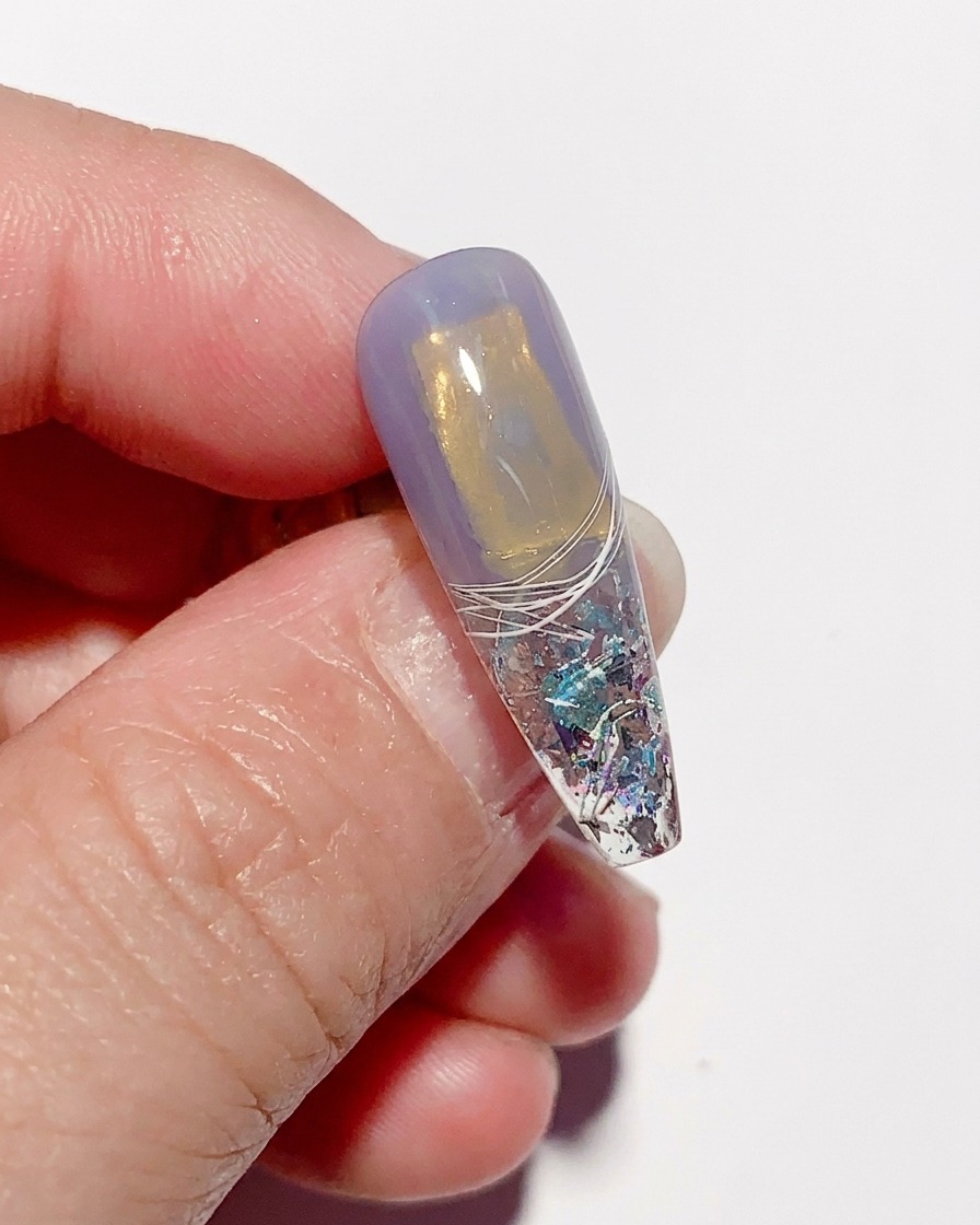 Une capsule texturée après catalyse, le film étirable retiré, révélant une finition unique effet verre froissé.