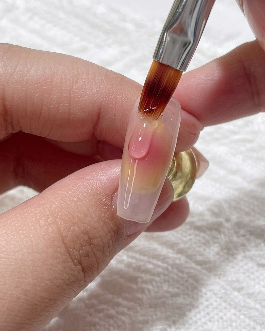 Application dune nouvelle goutte de gel rose sur le centre du dégradé.