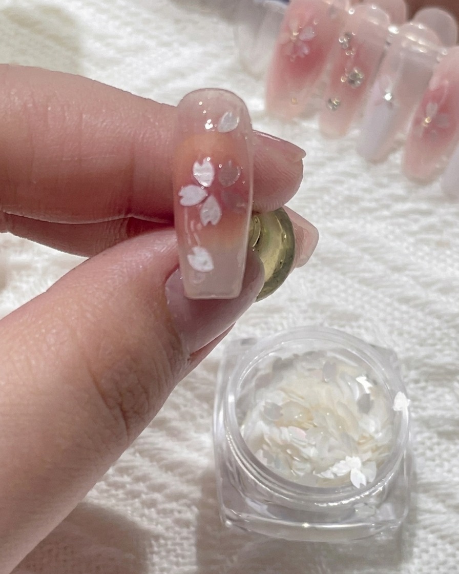 Outil de précision appliquant une minuscule goutte de colle au centre dune fleur.