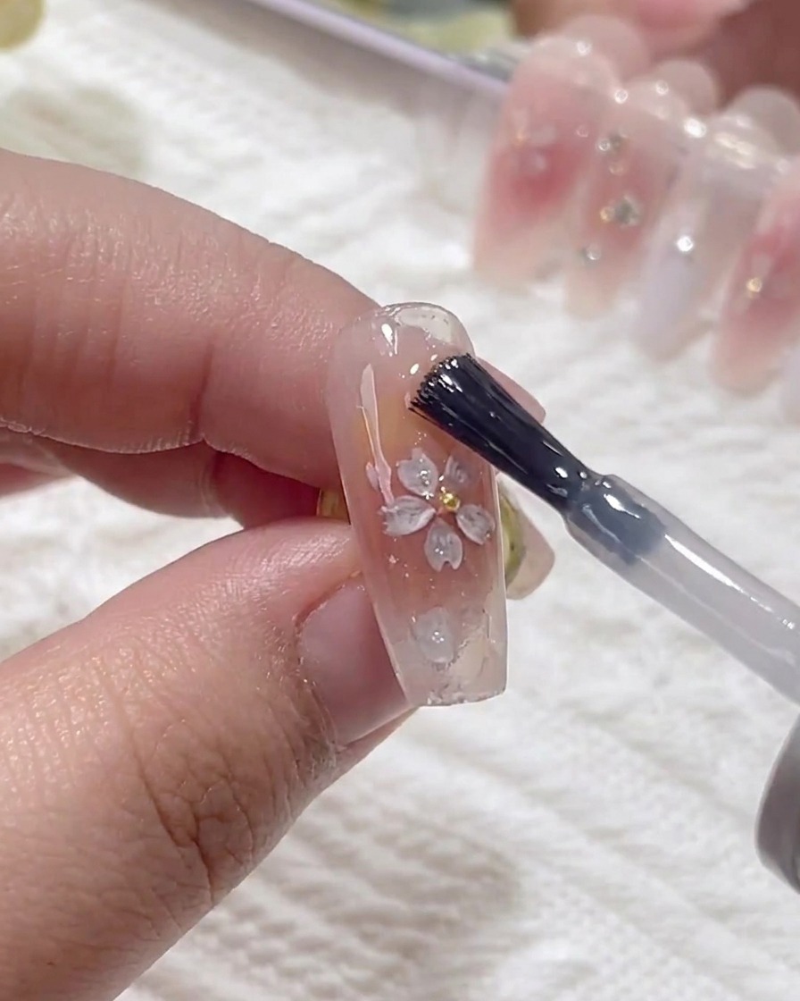 Application dune couche de gel de structure couvrant les sequins.