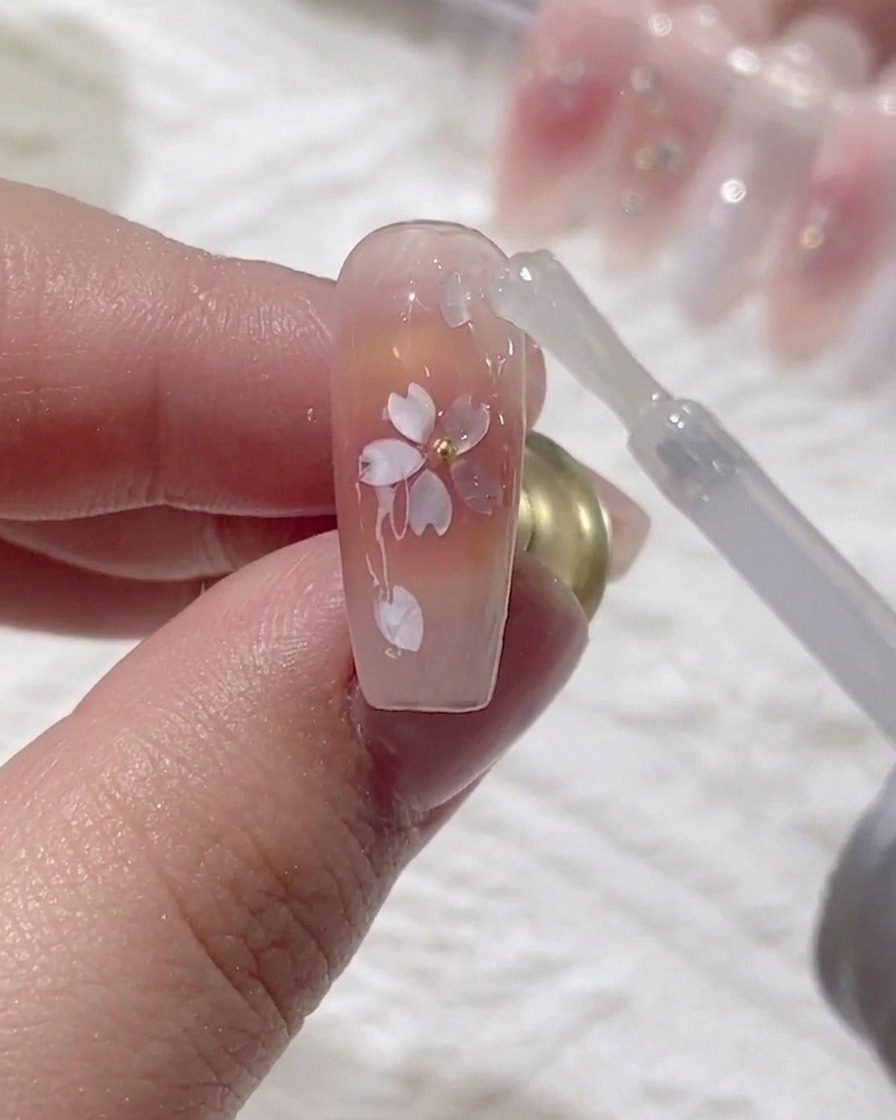 Application dun top coat brillant sur le design encapsulé.