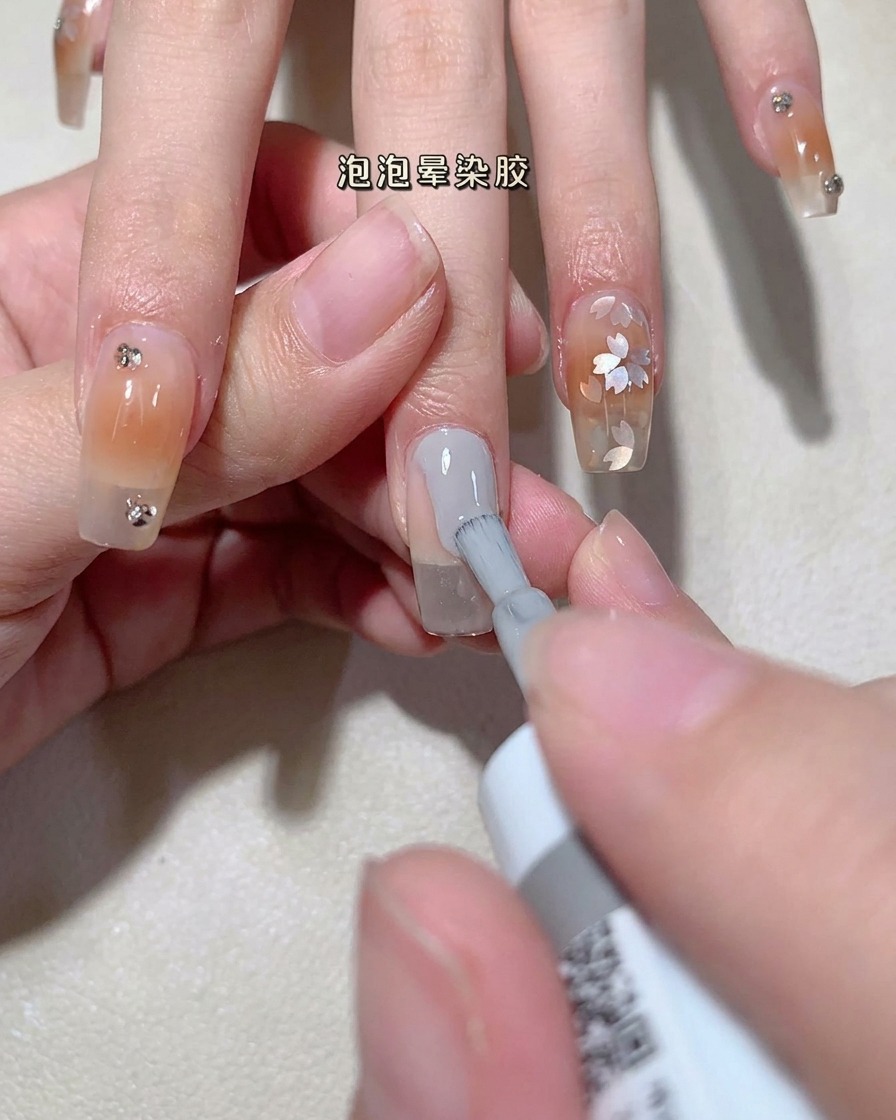 Vue rapprochée dun pinceau appliquant un gel transparent sur longle.