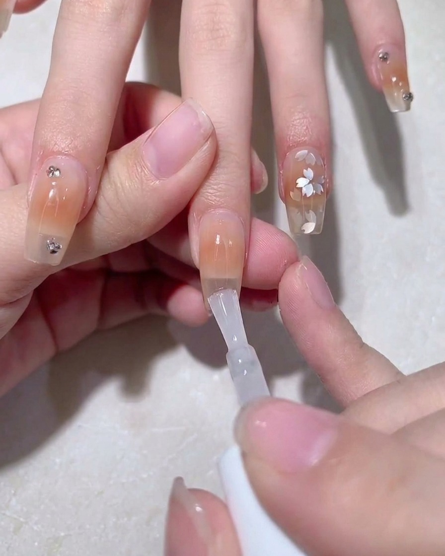 Application dune fine couche de gel adhésif transparent sur la surface dégradée.
