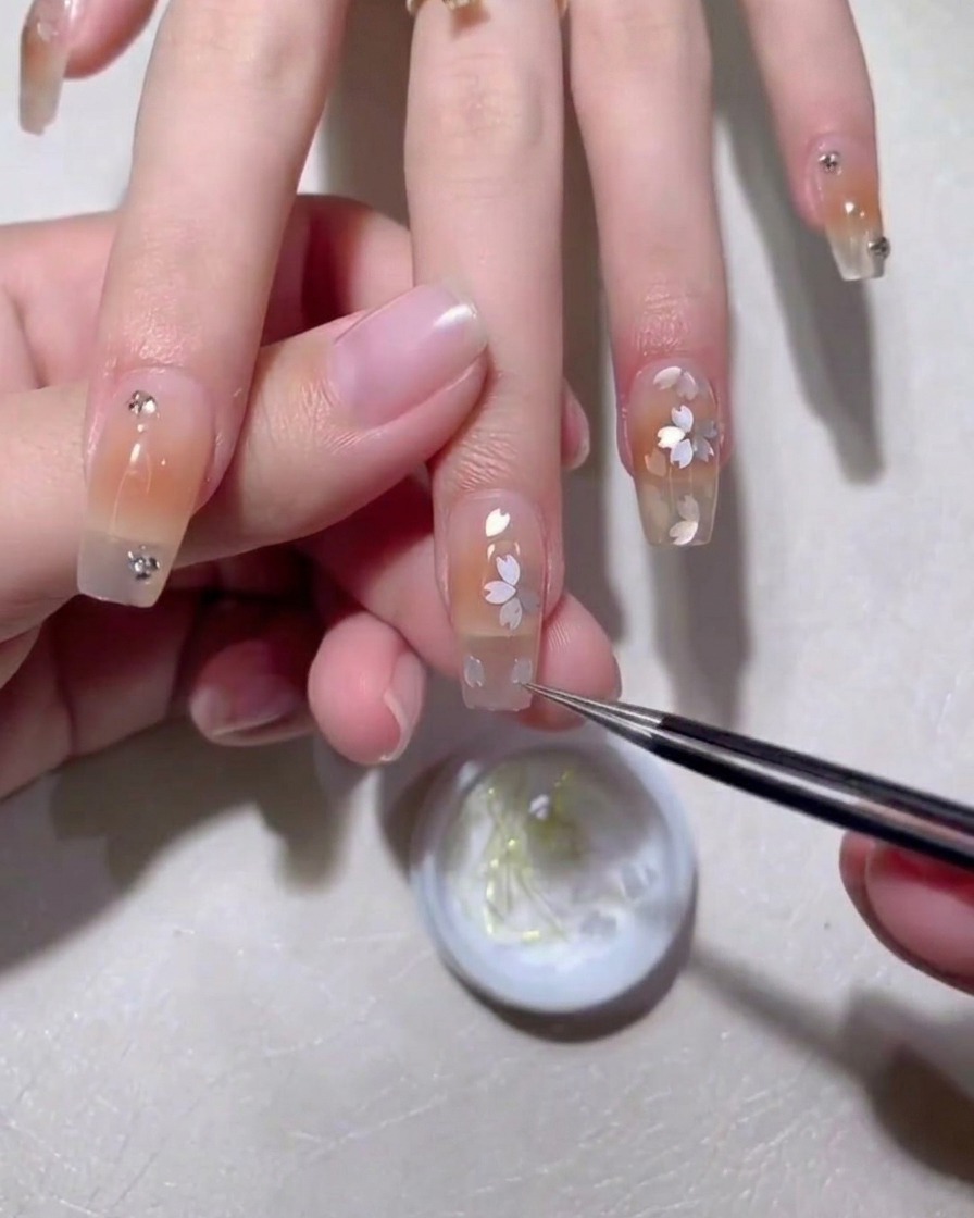 Utilisation dun pinceau fin pour accentuer les pétales avec du gel marron.