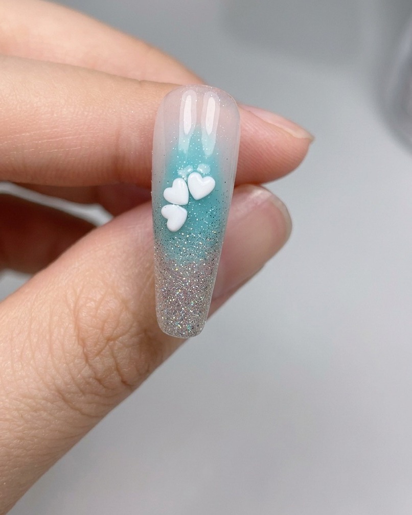 Gros plan dun ongle avec cinq sequins formant une fleur complète.