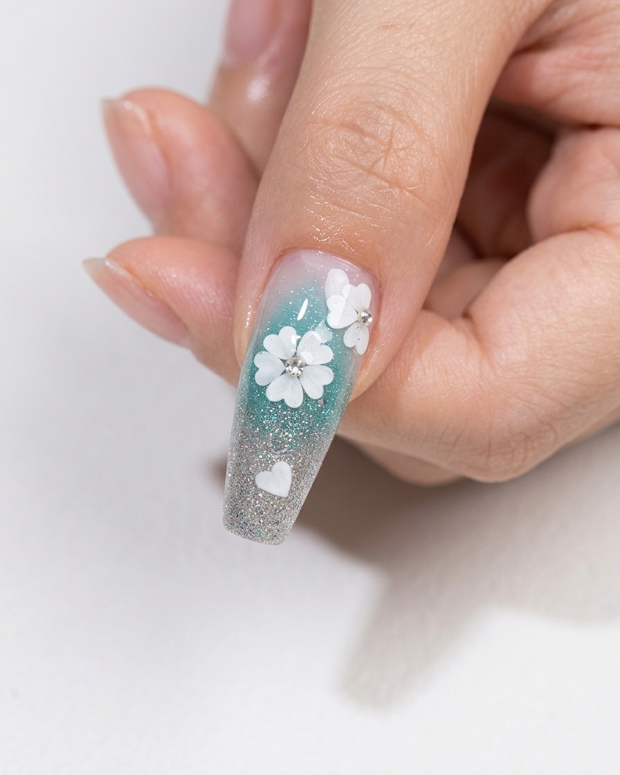 Un pinceau appliquant un top coat brillant sur le design floral.