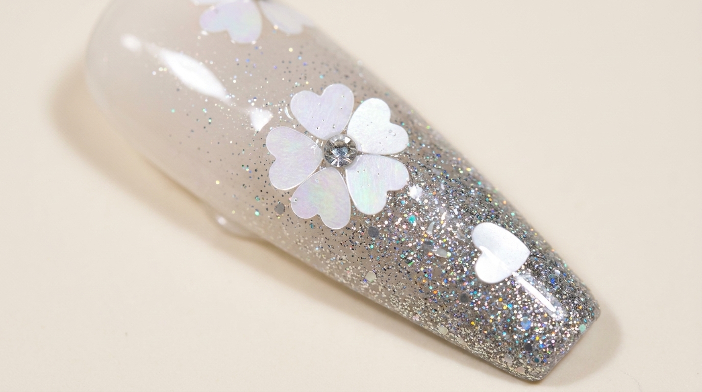 Un superbe design dongles en dégradé de fleurs de cerisier, mêlant éclats argentés, sequins floraux délicats et cœurs en cristal.