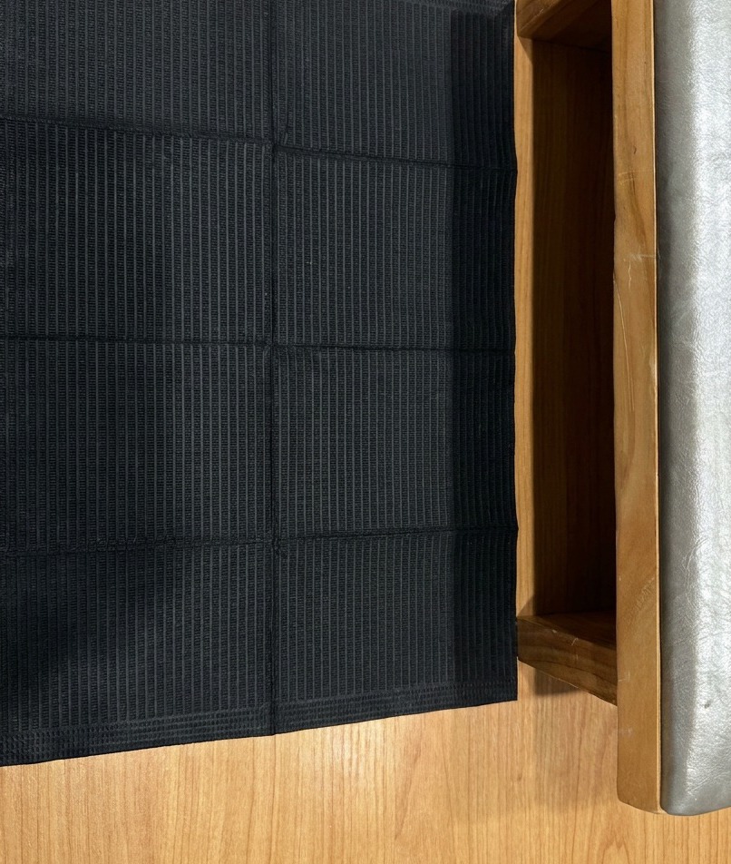 Un pinceau appliquant une fine couche de gel de base sur la capsule préparée.