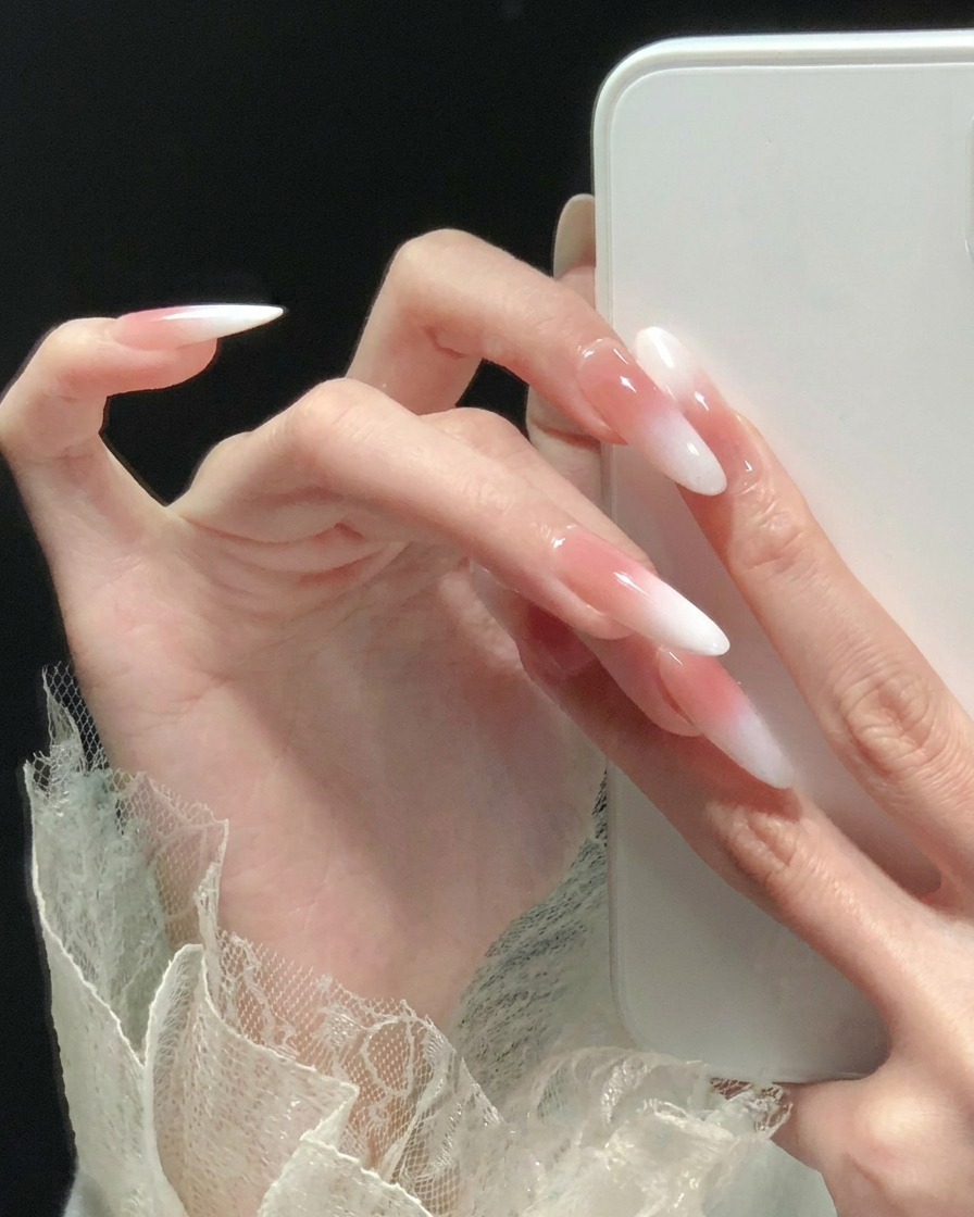 Vue de profil dongles longs en forme damande avec une finition dégradée rose et blanc.