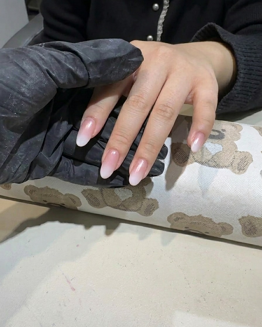 Vernis gel blanc appliqué au bout de longle pour former un dégradé.