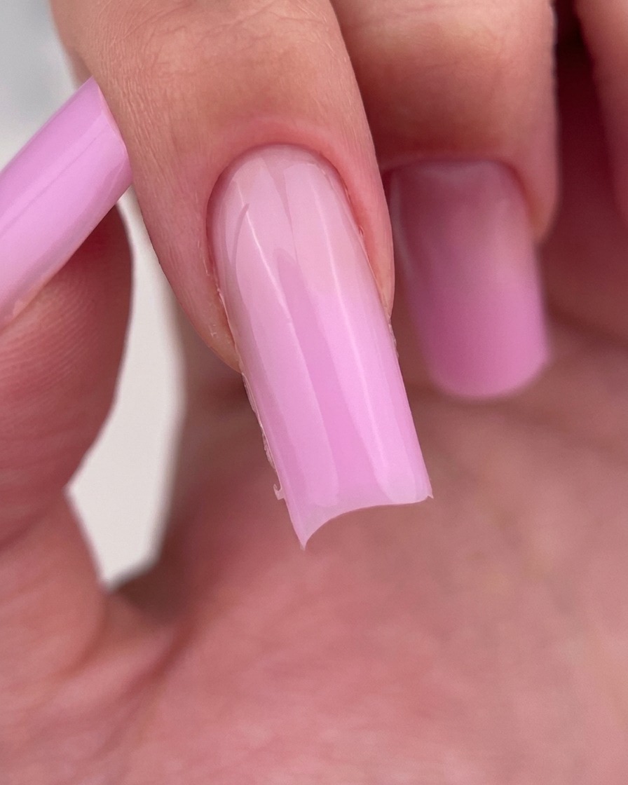 Lime à ongles limant le bord libre dun ongle carré rose.
