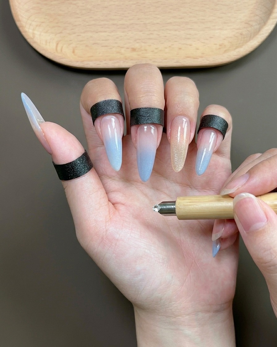 Un aimant cylindrique survolant lindex pour attirer les pigments magnétiques vers un trait réfléchissant.
