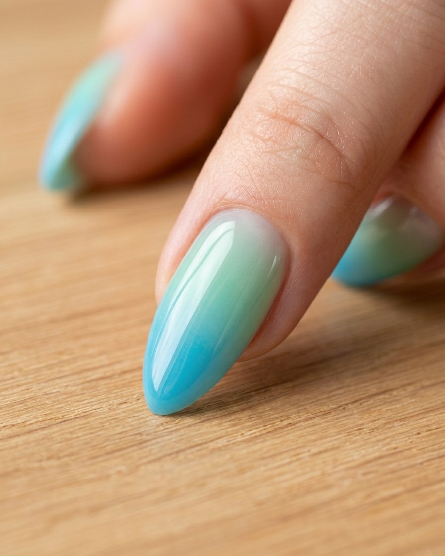 Utilisation dun stylo à strass pour placer des décorations sur longle.