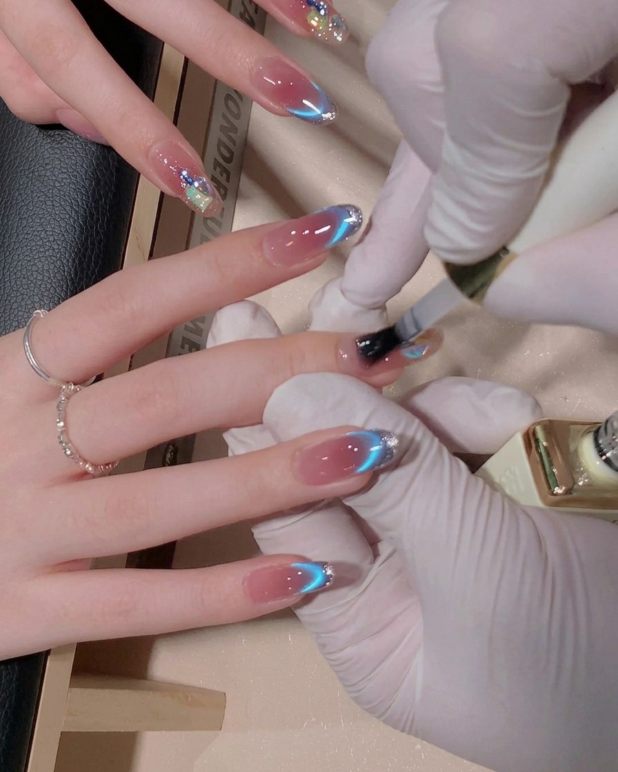 Application dun top coat brillant sur longle décoré pour sceller le design.