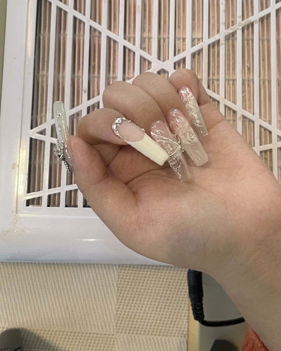 Un coupe-ongles raccourcissant une longue extension dongle décorée.