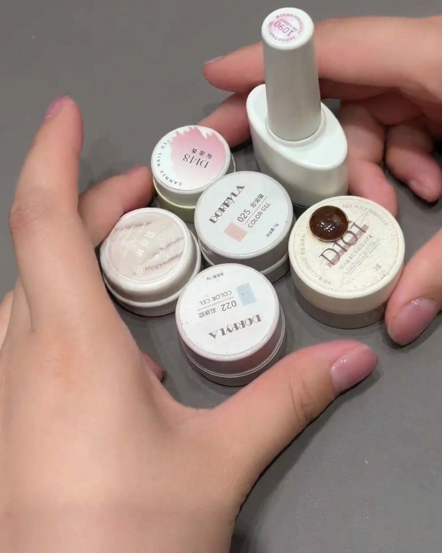 Une éponge à maquillage tapotée sur le bout dun ongle pour créer un fondu dégradé rose.