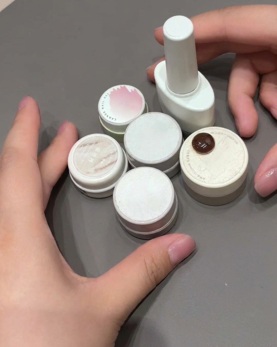 Gros plan dun ongle montrant un doux dégradé effet blush rose réalisé sur une base claire.