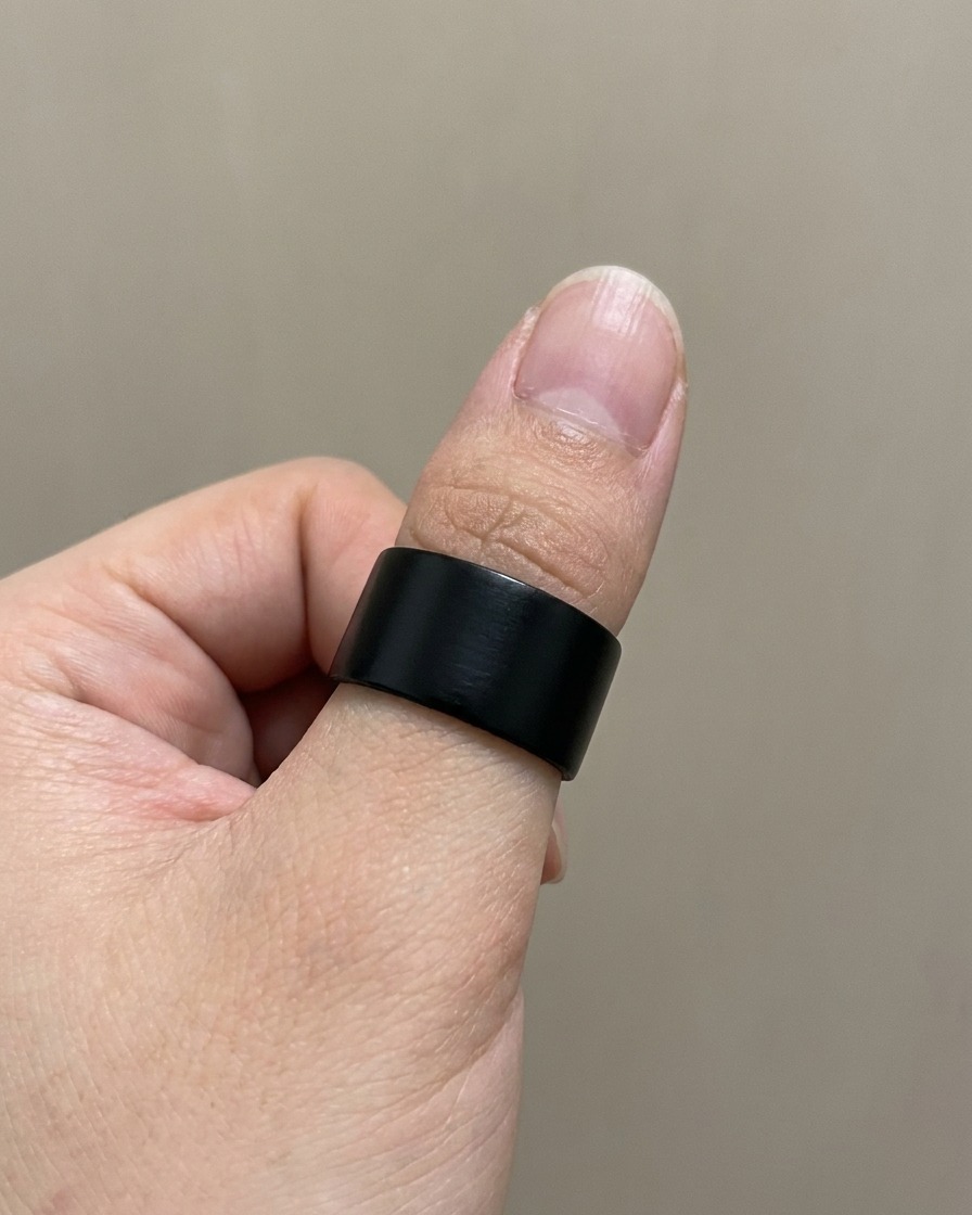 Gros plan dun embout dongle montrant un effet dégradé multicolore lisse obtenu par mélange à léponge.