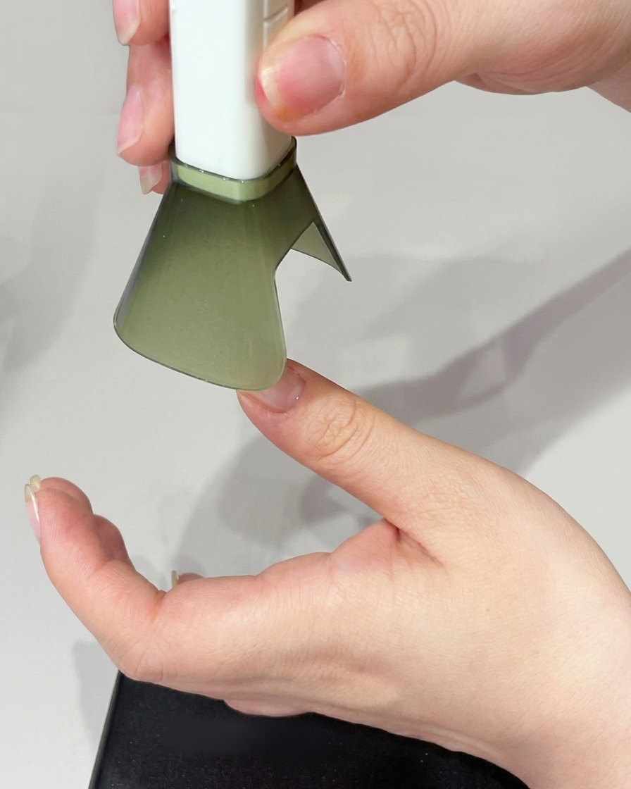 Une main placée sous une lampe UV pour catalyser longle.