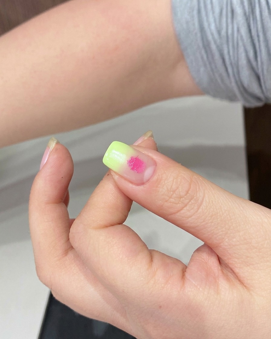 Une éponge utilisée pour estomper le point de gel rose sur la surface de longle.